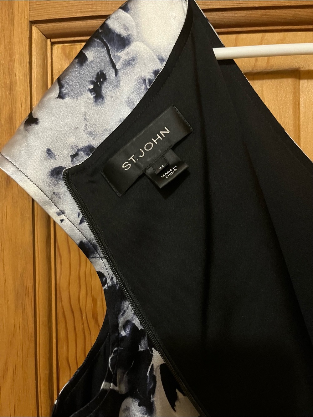 St. John Abstract Black And White Sheath Dress 95% Silk Women’s Size 14 - Picture 4 of 8